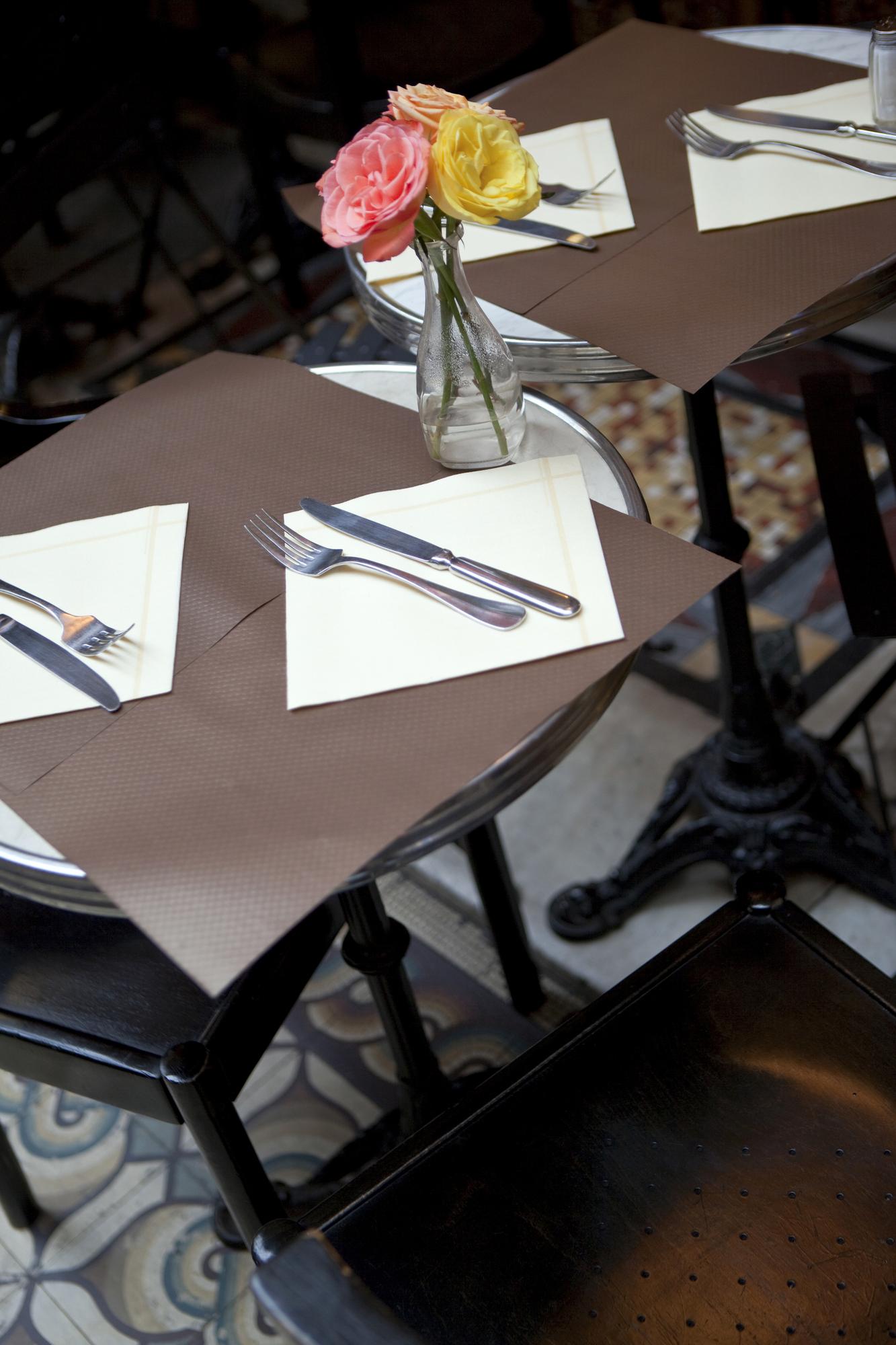 Przykładowe menu ułożone na stole